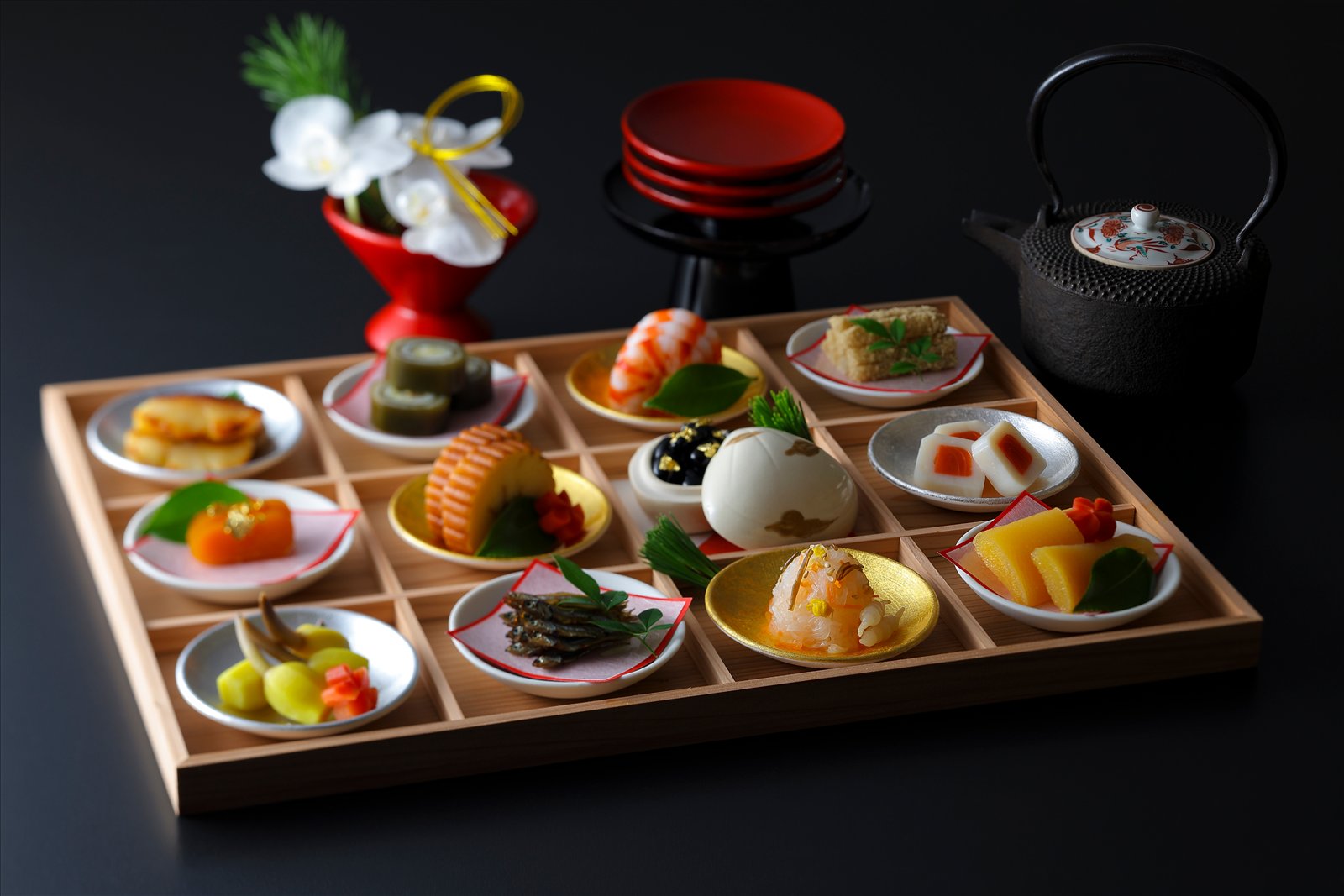 祝い肴を小皿に盛った木の膳